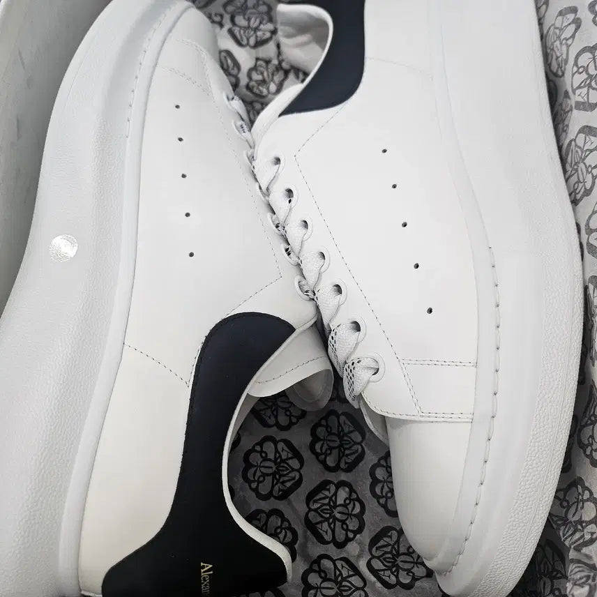 [BUNJANG] Alexander McQueen Oversized Sneakers White Black 42.5 / 알렉산더맥퀸 553680 WHGP 59061 하자상품 42.5사이즈