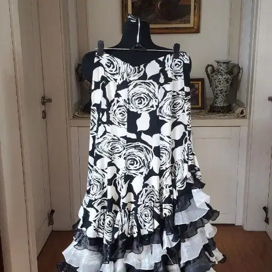 [BUNJANG] Rose Pattern Long Skirt / 댄스복    블랙 화이트 로즈 패턴 롱스커트