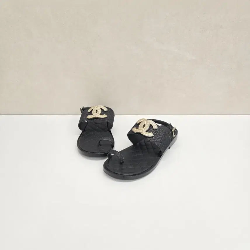 [BUNJANG] Chanel CC Logo Gold Black Strap Sandals Size 36 / 샤넬 CC로고 금장 블랙 스트랩 샌들 36