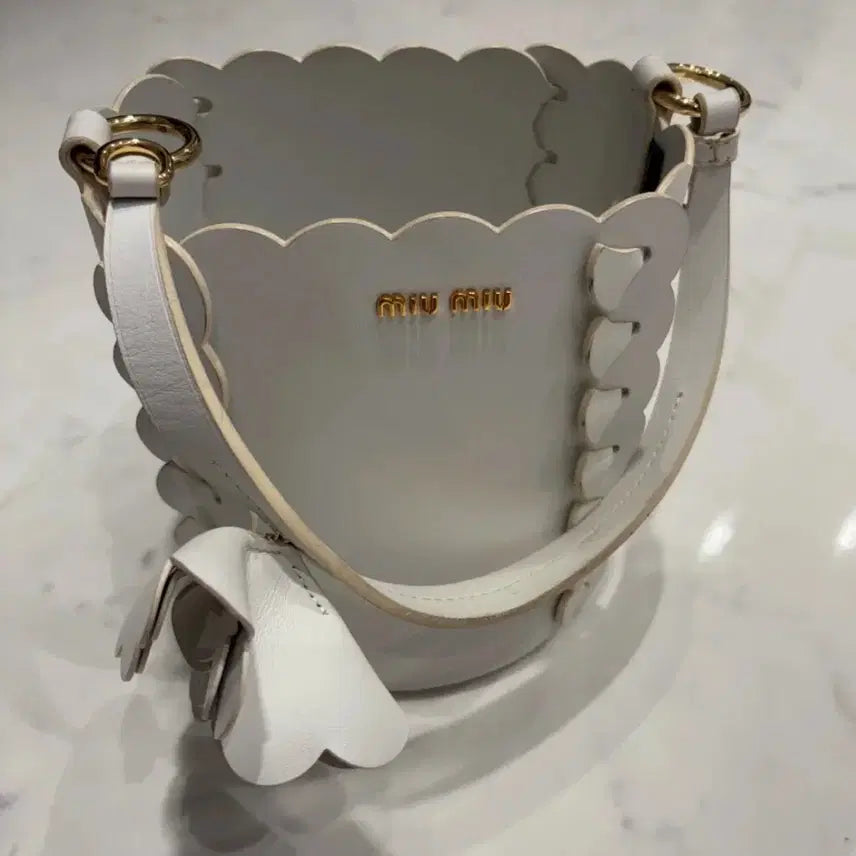 [BUNJANG] Miu Miu Flower White Bucket Bag / (정품) 미우미우 토트백