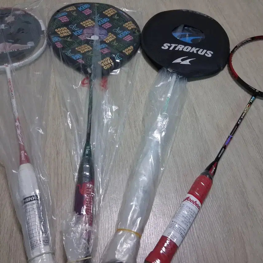 [BUNJANG] Beginner Badminton Rackets (Set of 4) / 배드민턴 미사용 초보용 라켓 4개