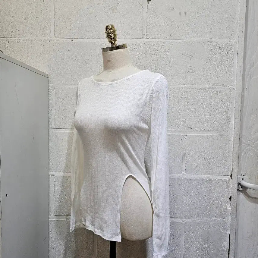 [BUNJANG] White Long-Sleeve Top with Side Slit / 옆트임 얇은재질의 긴팔- 화이트