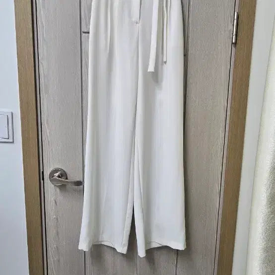 [BUNJANG] Coco Martini White Belted Wide Leg Slacks / [55~66] 코코마티니 찰랑 랩 벨티드 와이드 슬랙스 (화이트)