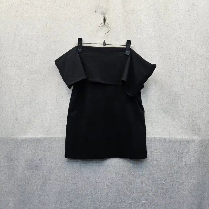 [BUNJANG] COS Black Off-Shoulder T-Shirt / cos 블랙 오프숄더 티셔츠.499