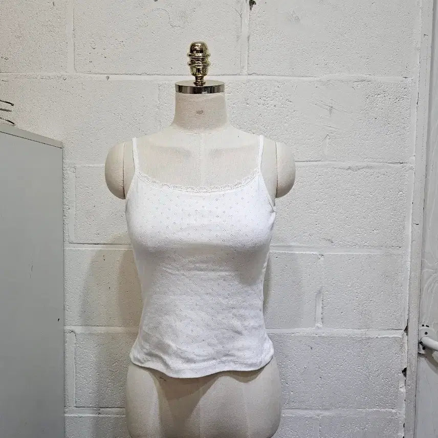 [BUNJANG] Punch Lace Sleeveless Top - White / 펀칭 레이스 나시 - 화이트