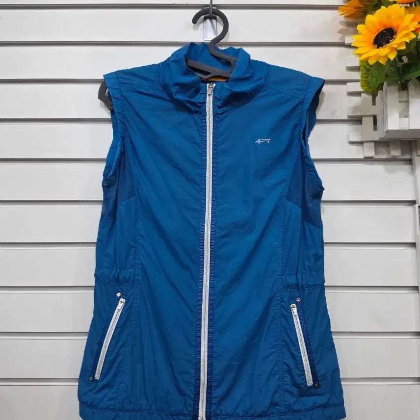 [BUNJANG] Louis Castel Women's Lightweight Golf Vest Blue / #여성의류루이까스텔의 매력적인 블루 색상 여성 경량 골프 조끼
