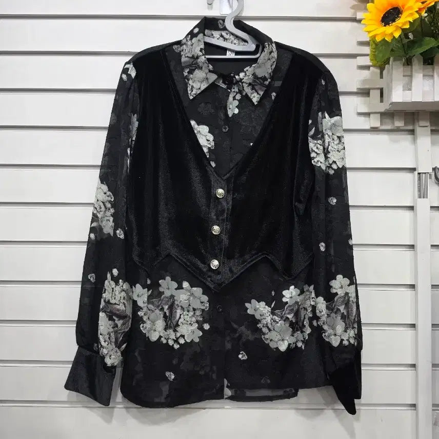 [BUNJANG] Black Velvet Floral Pattern Blouse / #여성의류고급스러운 블랙 벨벳 소재와 화사한 플라워 패턴이 조화로운 블라우스