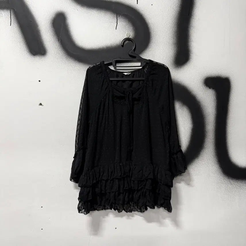 [BUNJANG] Vintage Gothic Black Dot Chiffon Ruffle Tiered Blouse / VTG 빈티지 고스 블랙 도트 쉬폰 프릴 캉캉 블라우스