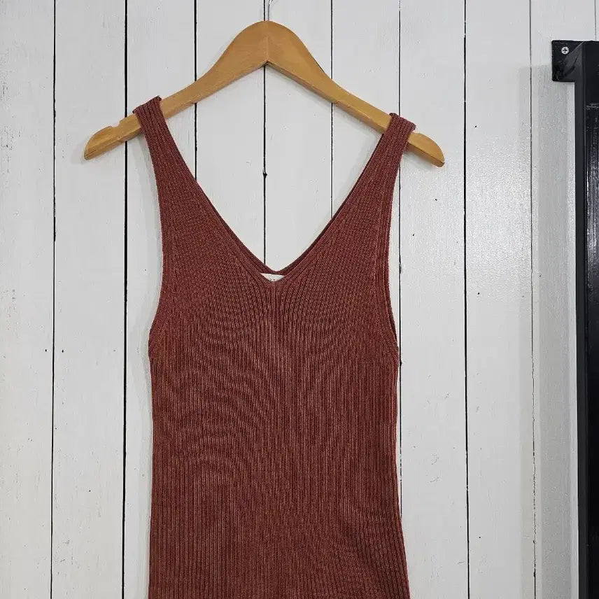 [BUNJANG] MONOCODE Ribbed Knit V-Neck Sleeveless Top / MONOCODE 여성 나시 free 골지 니트 브이넥 민소매 나시