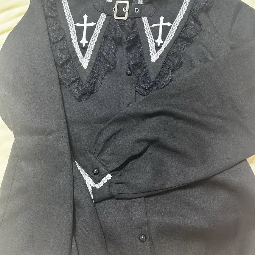 [BUNJANG] MAZ Cross Blouse Black / 마즈 십자가 블라우스 블랙