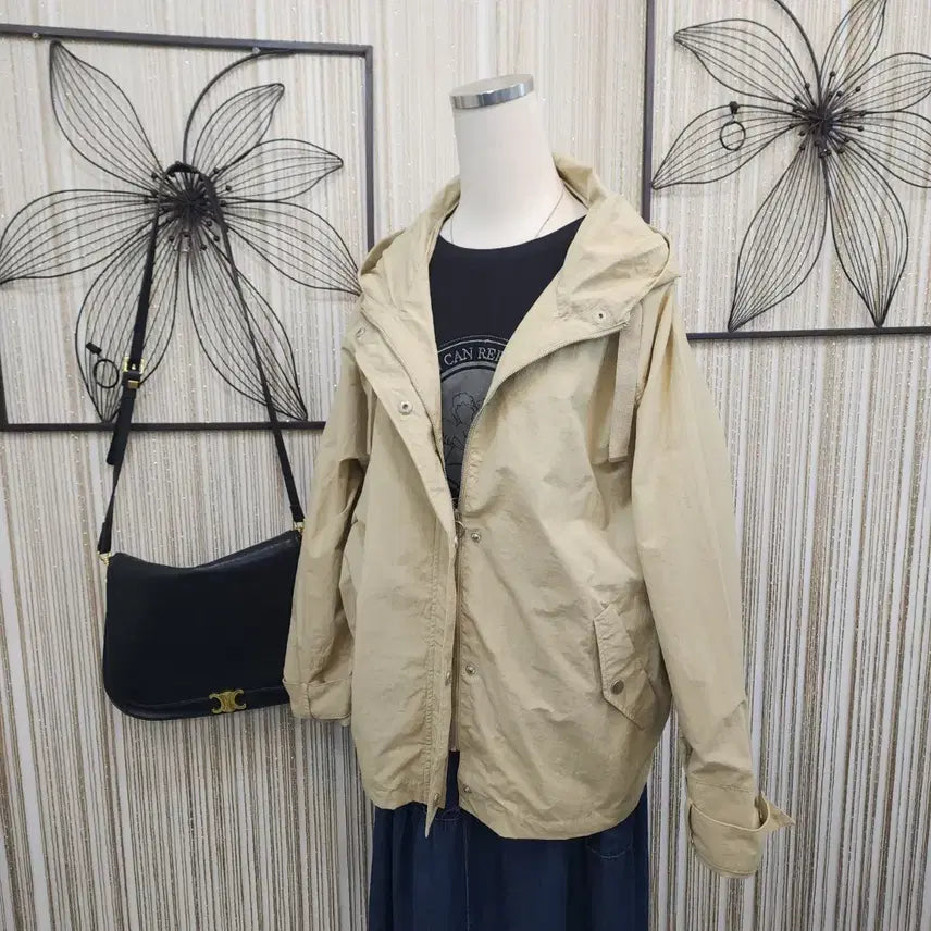 [BUNJANG] Beige Hooded Windbreaker Jacket Size 77 / 뒤라인 이쁜 후드 바람막이 77사이즈~