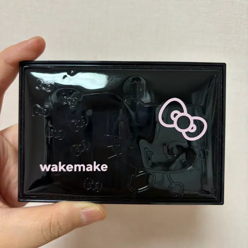 [BUNJANG] WAKEMAKE Hello Kitty Eyeshadow Palette Smoky Hush Blurring / 웨이크메이크 헬로키티 섀도우 28 스모키허쉬블러링