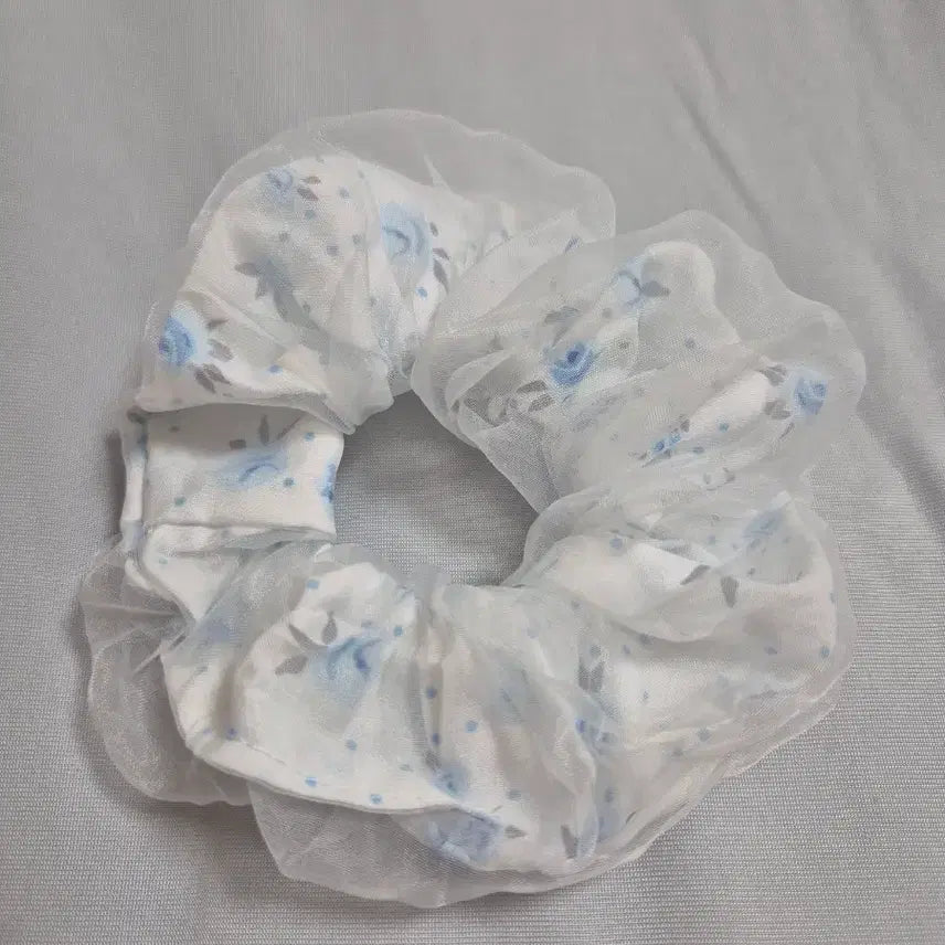 [BUNJANG] Light Blue Floral Chiffon Scrunchie / 꽃무늬 쉬폰 곱창밴드