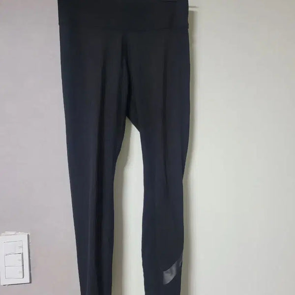 [BUNJANG] Nike Dri-FIT Performance Leggings - Black, XS / 나이키 드라이핏 기능성 레깅스예요블랙 색상에 XS 사이즈로 나왔어요총장 78허리단면 31허리 밴딩이라 늘어나요 상태 좋아요운동할 때 편하게 입기 좋아요