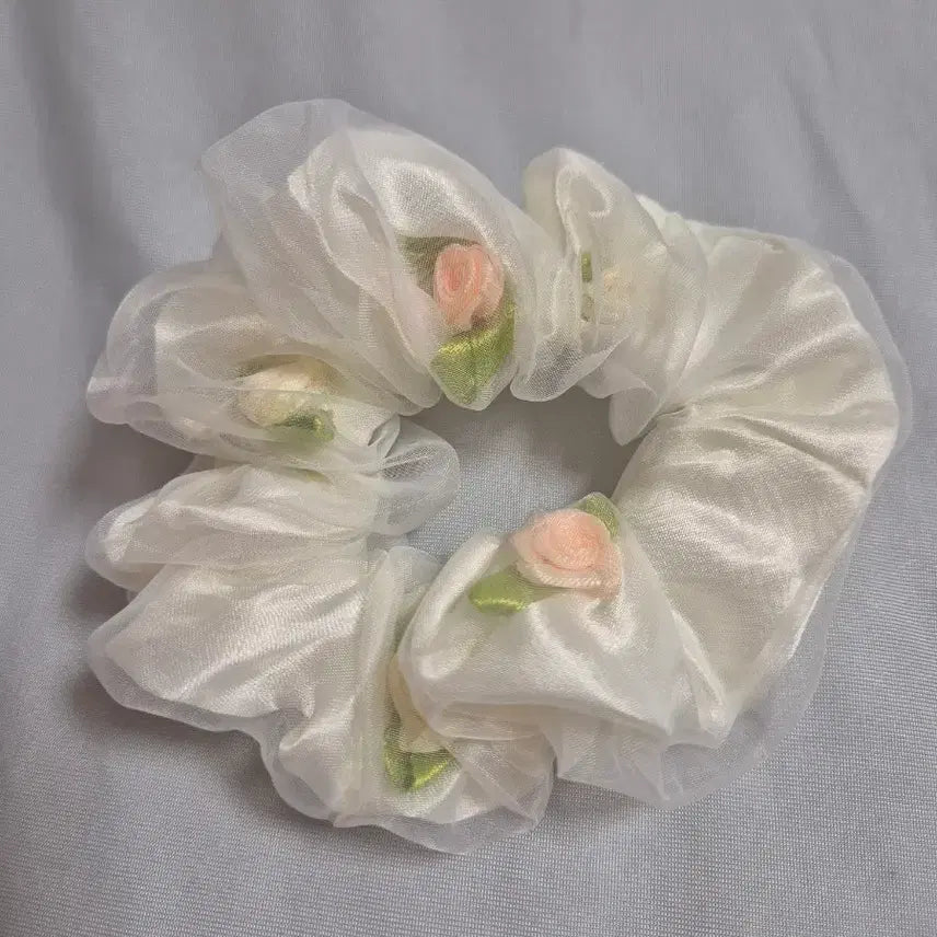 [BUNJANG] Ivory Flower Bunch Scrunchie / 아이보리 꽃송이 곱창밴드