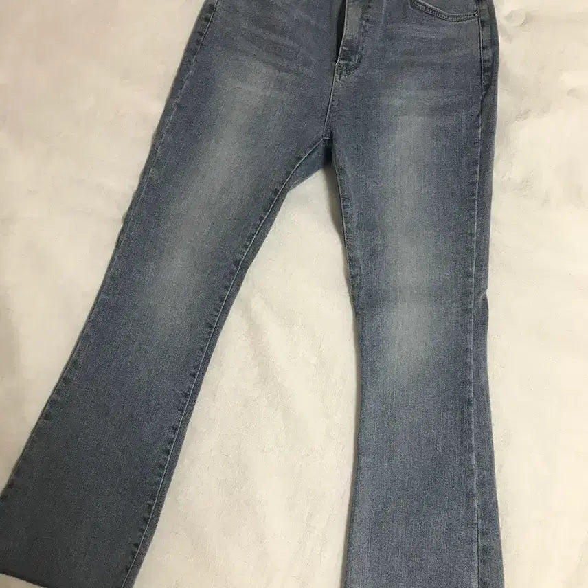 [BUNJANG] Women's Mid-Wash Semi-Bootcut Jeans / 청바지 세미부츠컷 중청색
