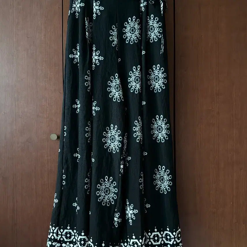 [BUNJANG] Black Flower Pattern Long Skirt / 플라워 패턴 롱 스커트 블랙