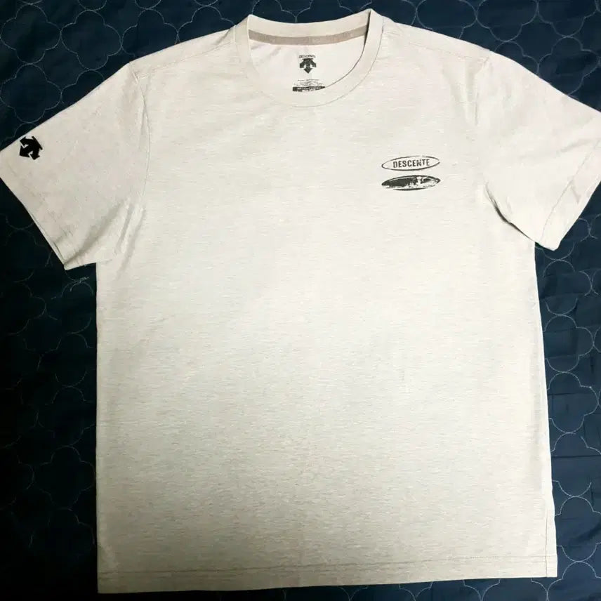 [BUNJANG] Descente Cotton Poly T-Shirt Grey / 데상트 코튼 폴리 서핑보드 백프론트 프린팅 반팔티 그레이 (M)