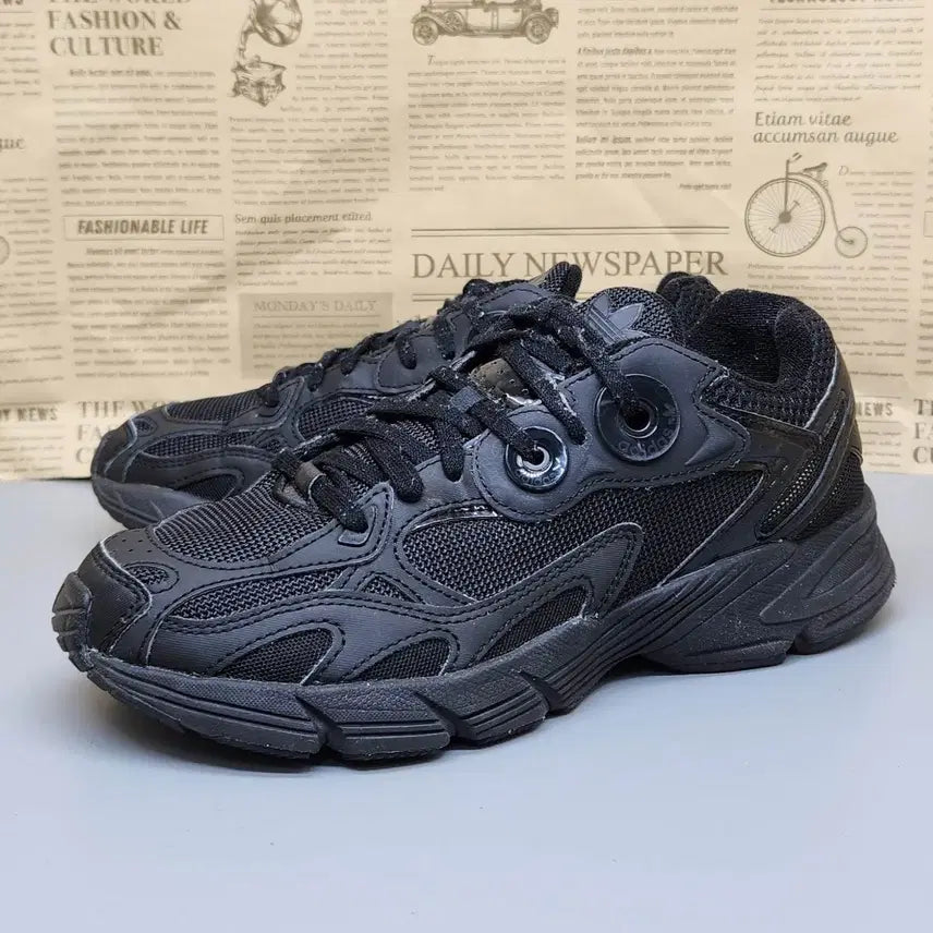[BUNJANG] Adidas Astir Triple Black Sneakers (245) / 아디다스 아스티어 트리플 블랙 운동화 245