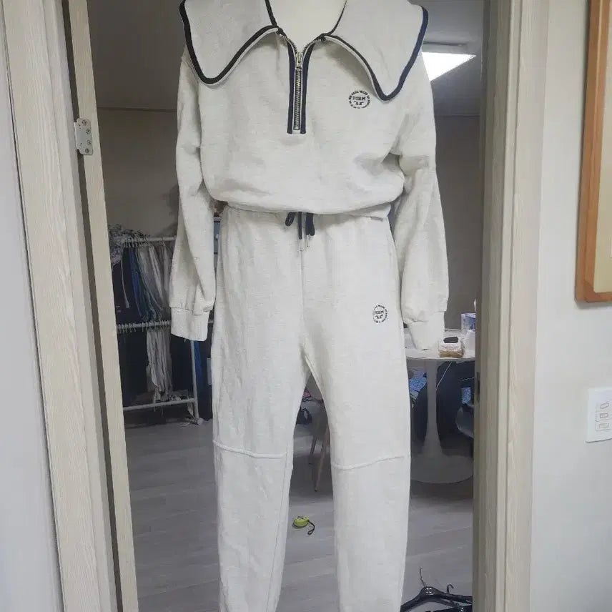 [BUNJANG] Form Studio Sailor Collar Sweatshirt & Jogger Set / 폼 스튜디오 세일러 카라 맨투맨 조거 세트