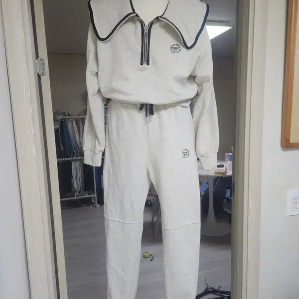 [BUNJANG] Form Studio Sailor Collar Sweatshirt & Jogger Set / 폼 스튜디오 세일러 카라 맨투맨 조거 세트