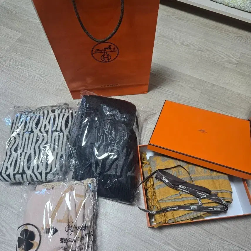 [BUNJANG] Dior Louis Silk Shawl Scarf Blanket / 에르 디올 루이 아크 숄 머플러 담요가능