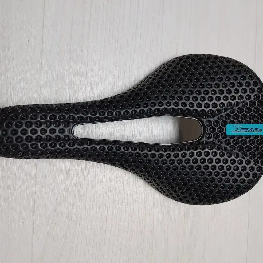 [BUNJANG] RYET Ultralight 3D Carbon Rail Bicycle Saddle (Road/MTB) / 3회사용)초경량 RYET 3D 상급(로드/MTB) 자전거 카본레일 안장 팝니다. (택포6만)