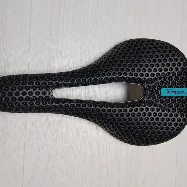 [BUNJANG] RYET Ultralight 3D Carbon Rail Bicycle Saddle (Road/MTB) / 3회사용)초경량 RYET 3D 상급(로드/MTB) 자전거 카본레일 안장 팝니다. (택포6만)
