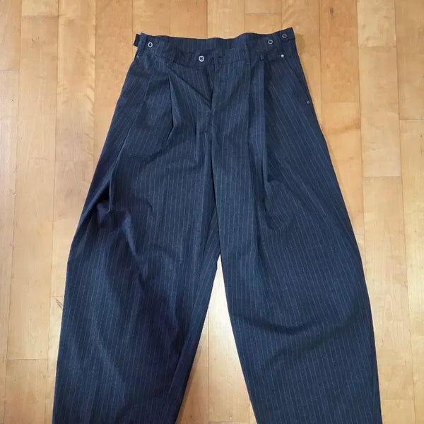 [BUNJANG] Dimitri Black Adjust Two-Tuck Wide Slacks (Stripe Charcoal) / 디미트리블랙_어드저스트 투턱 와이드 슬랙스 (스트라이프 차콜)