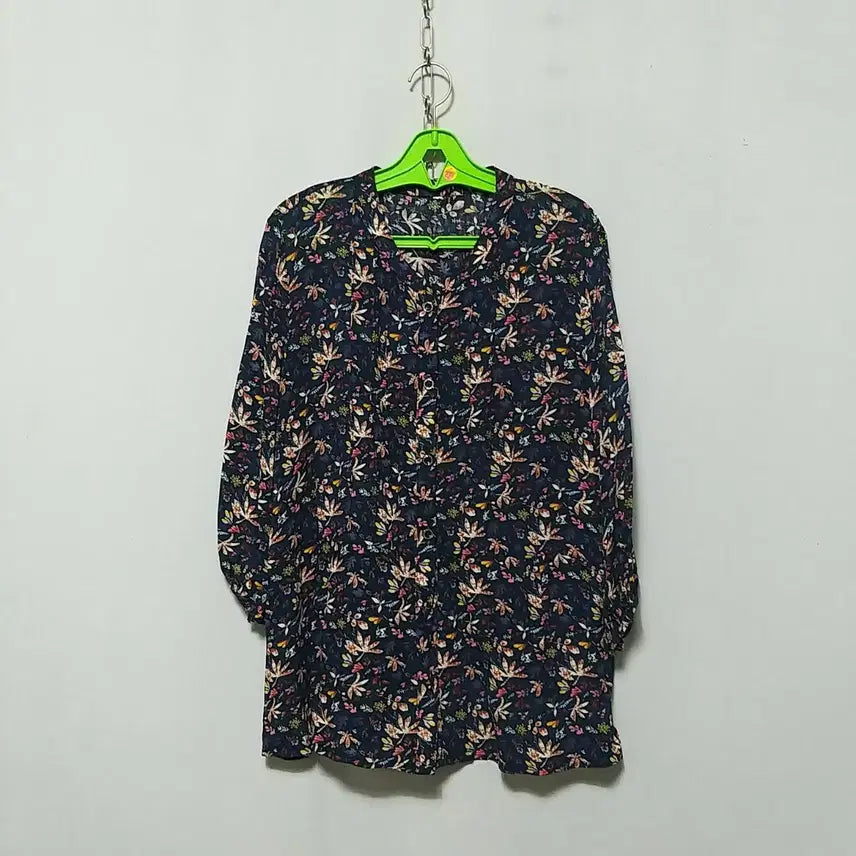 [BUNJANG] Navy Floral Patterned Rayon Blouse / 바239 인견상의