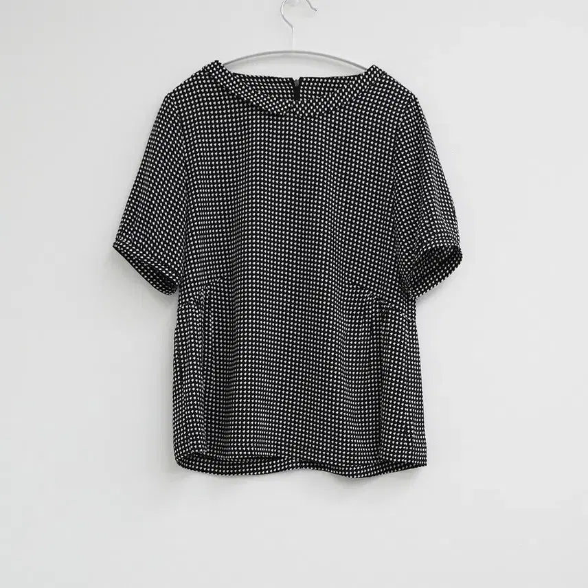 [BUNJANG] Patterned Round Neck Short Sleeve Blouse Black / 패턴 라운드 블랙 반팔 블라우스