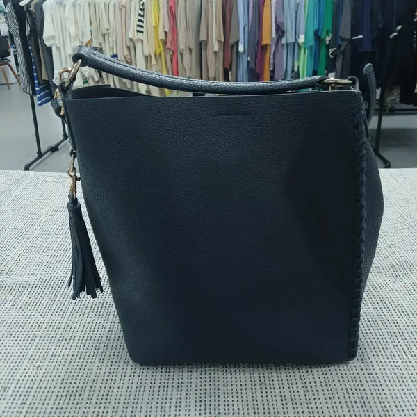 [BUNJANG] Navy Shoulder Bag with Tassel Accent / 네이비색 숄더백 태슬 장식