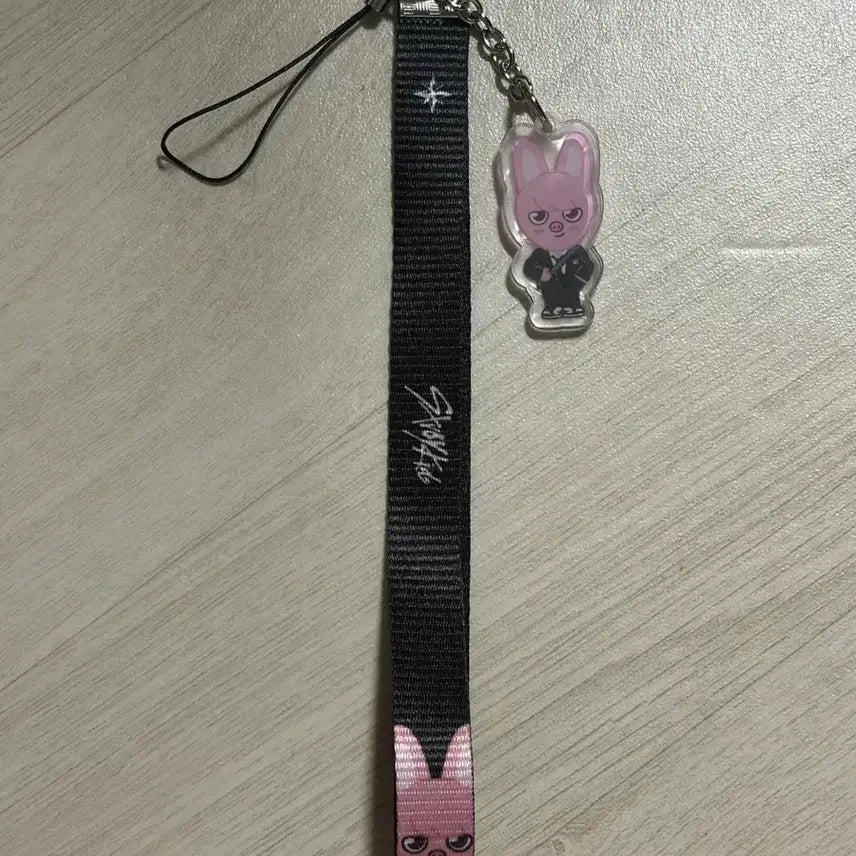 [BUNJANG] Stray Kids Dwaekki Strap / 스트레이키즈 스키즈 나침봉 돼끼 스트랩