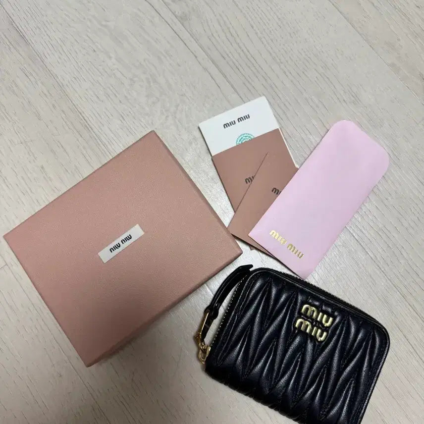 [BUNJANG] Miu Miu Matelassé Zipped Wallet Black / 미우미우 마테라쎄 지퍼 반지갑 블랙