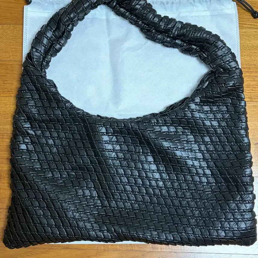 [BUNJANG] Kuani Textured Hobo Bag Black / [새상품급] 콰니 텍스처드 호보백