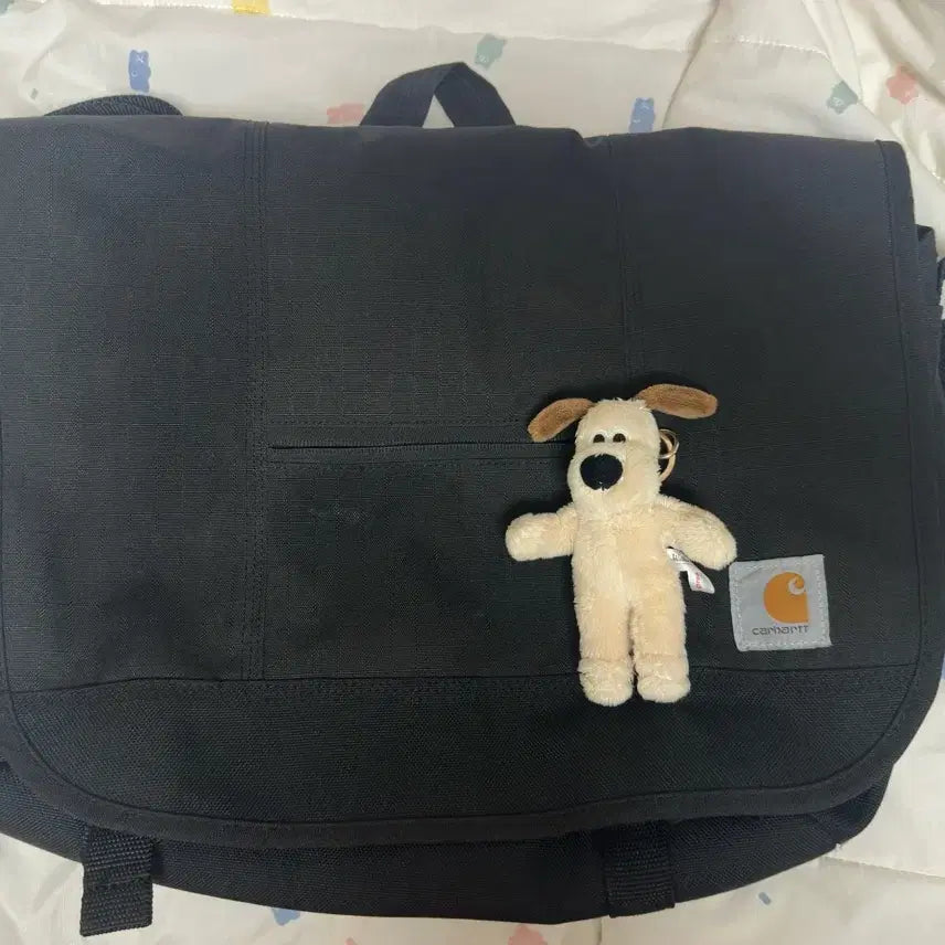 [BUNJANG] Carhartt Black Messenger Bag with Keyring / 칼하트 검정색 메신저백(키링포함)