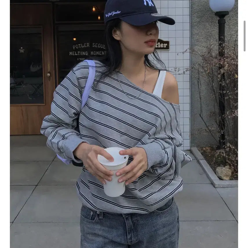 [BUNJANG] One-Off Shoulder Loose Fit Sweatshirt / 1회착 원 오프숄더 루즈핏 맨투맨