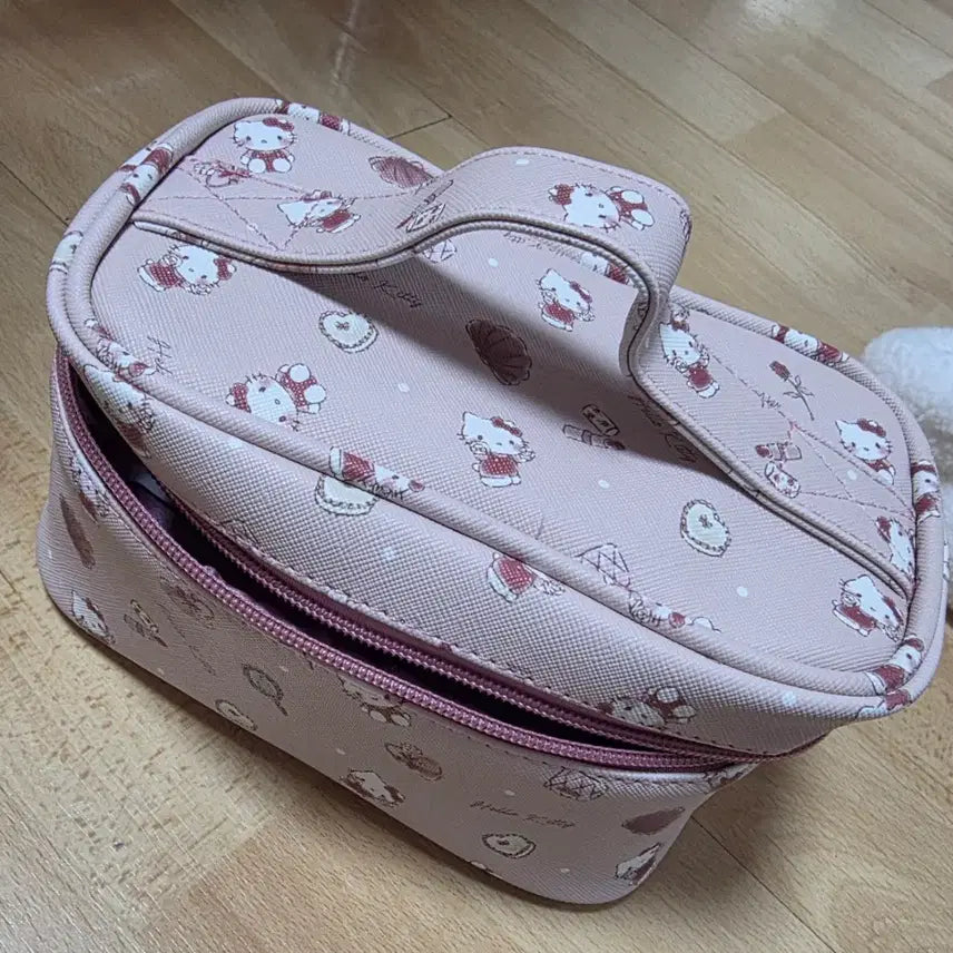 [BUNJANG] Sanrio Hello Kitty Makeup Pouch / 산리오 헬로키티 메이크업 파우치