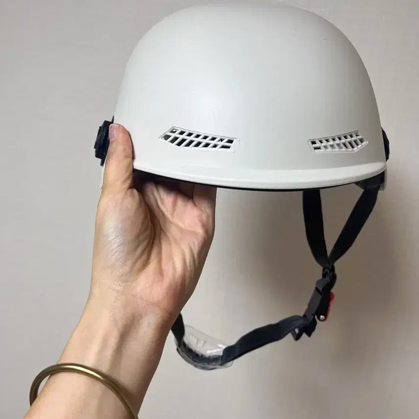 [BUNJANG] Adjustable White Helmet with Clear Lens / (새 상품 )깔끔한 화이트 헬멧 (조절 가능) 투명 렌즈 포함