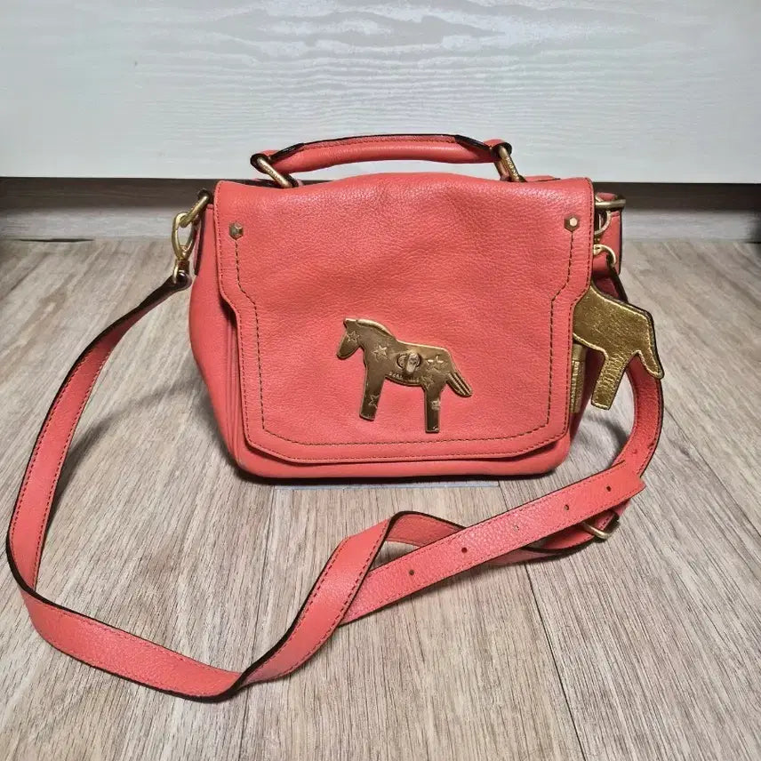 [BUNJANG] Beanpole Coral Shoulder Bag with Horse Charm / 빈폴 말 장식 코랄 숄더백