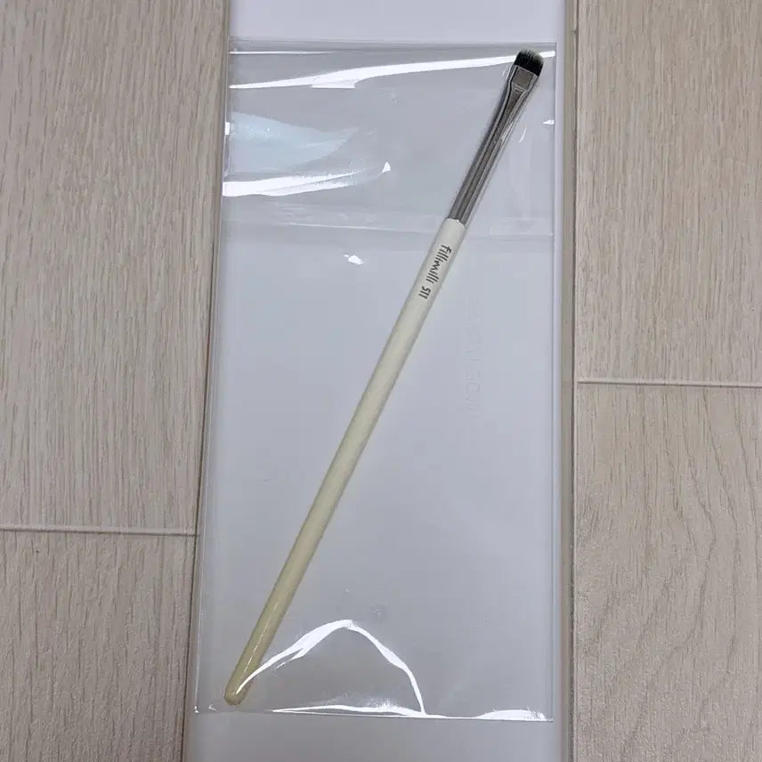 [BUNJANG] Fillimilli Point Eyeshadow Brush Defining 511 / 필리밀리 포인트 아이섀도우 브러시 디파이닝 511