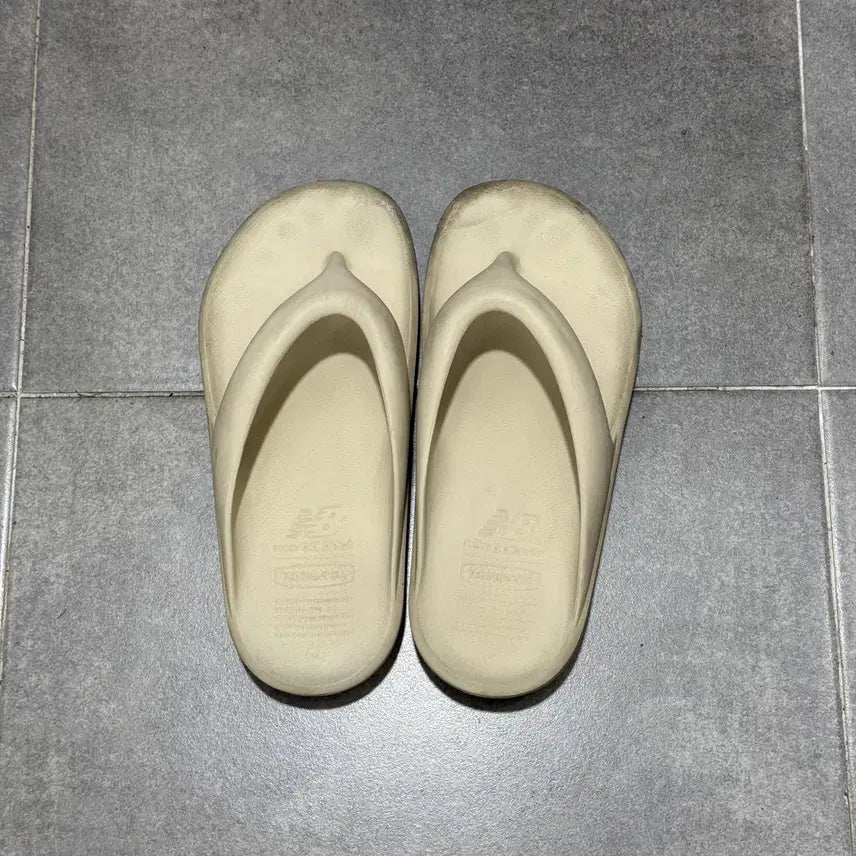 [BUNJANG] New Balance x Tonymoly Flip Flops Ivory M / 뉴발란스 x 토앤토 플립플랍 아이보리 M