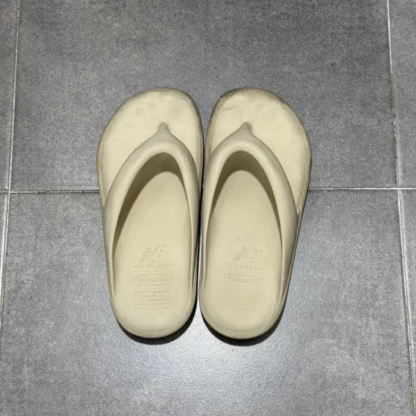 [BUNJANG] New Balance x Tonymoly Flip Flops Ivory M / 뉴발란스 x 토앤토 플립플랍 아이보리 M