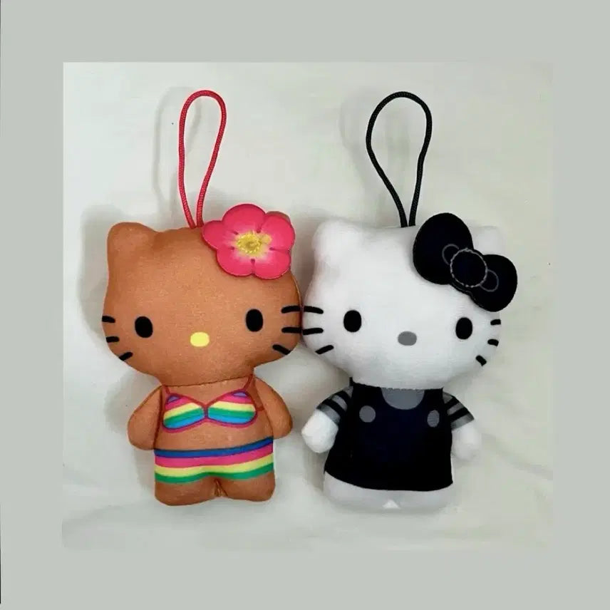 [BUNJANG] Sanrio Hello Kitty Tanning Kitty & Mono Kitty Bag Charm Set / [새상품/50주년]산리오 헬로키티 태닝키티 탄키티 모노키티 흑백키티 맥도날드 인형 가방 키링 고전키티