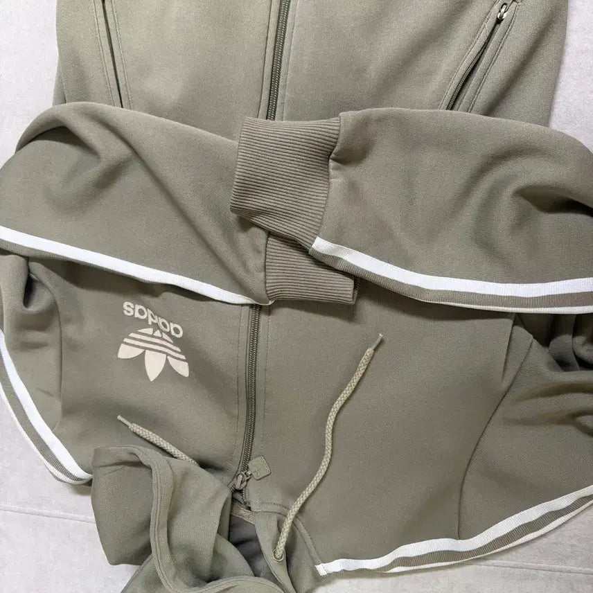 [BUNJANG] Adidas Khaki Zip-Up Hoodie / 아디다스 카키 후드집업