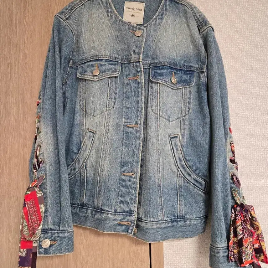 [BUNJANG] Thursday Island Embroidered Patch Denim Jacket / Thursday Island 청자켓 여성 자수 패치 포인트