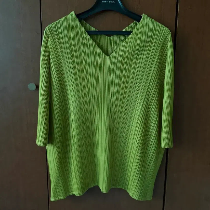 [BUNJANG] Pleated V-Neck Top / 플리츠 브이넥 상의