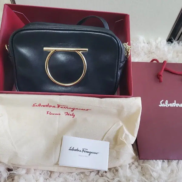 [BUNJANG] Salvatore Ferragamo Camera Bag Black Leather / 페레가모 가방 카메라백