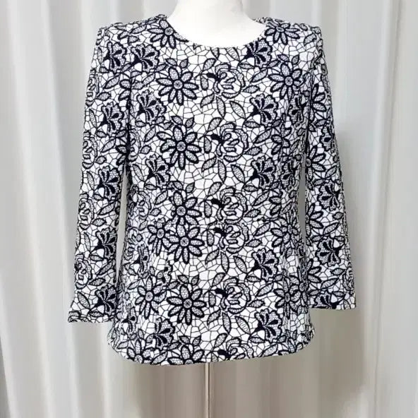 [BUNJANG] Women's Lace Flower Pattern Blouse (Size 55-66) / (거의새것)  여성 레이스 플라워 패턴. 상의. 55~66