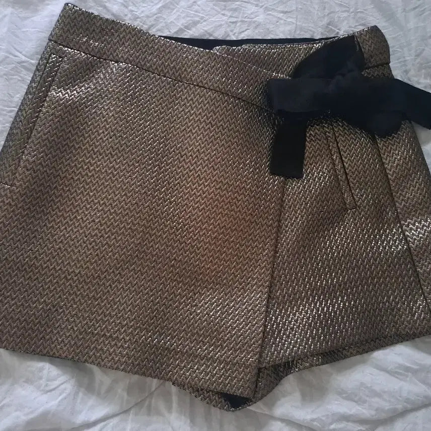 [BUNJANG] Black Ribbon Accent Gold Short Pants / 골드 숏팬츠 블랙 리본 장식
